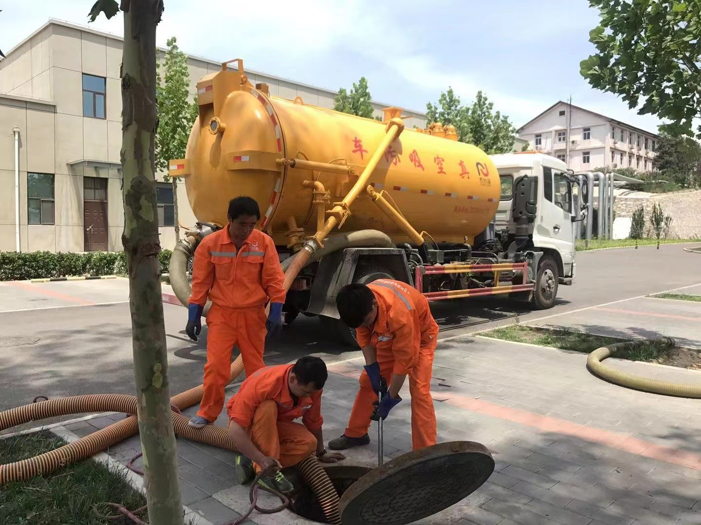 伊通管道疏通车停在窨井附近