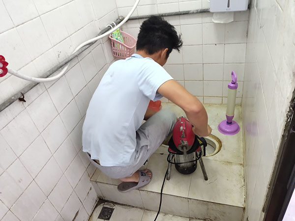 伊通管道堵塞冒臭气 专业师傅现场解决问题